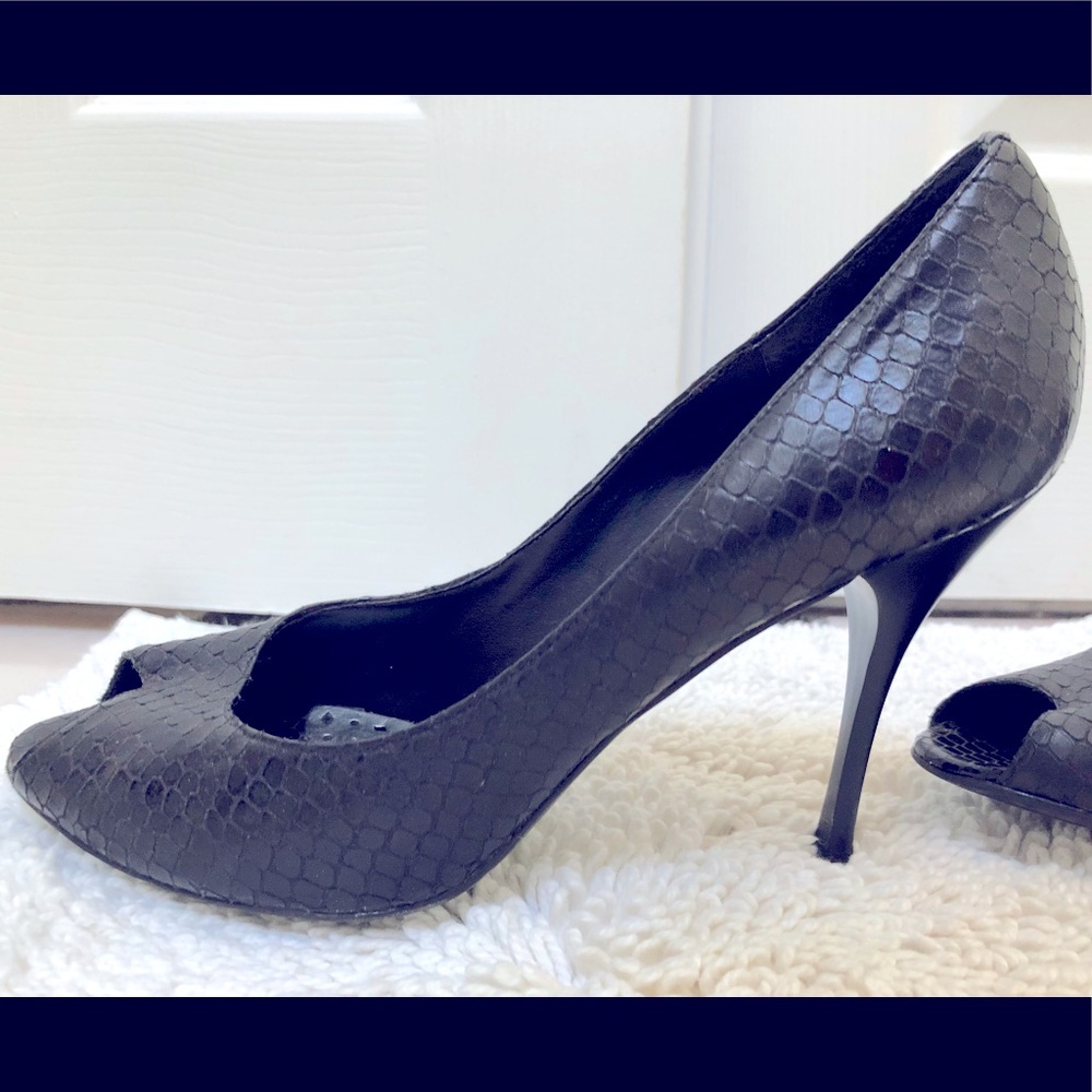Heels black toe open leather great shape. 10b size